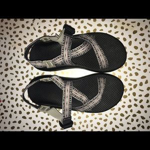 EUC!! MENS CHACOS SIZE TEN!!